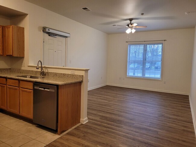 Building Photo - 670 Bassett Dr