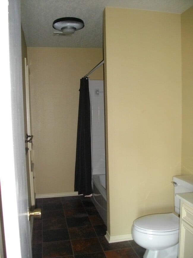 Building Photo - Large Townhouse One Block off Youree Drive and Southfield Road