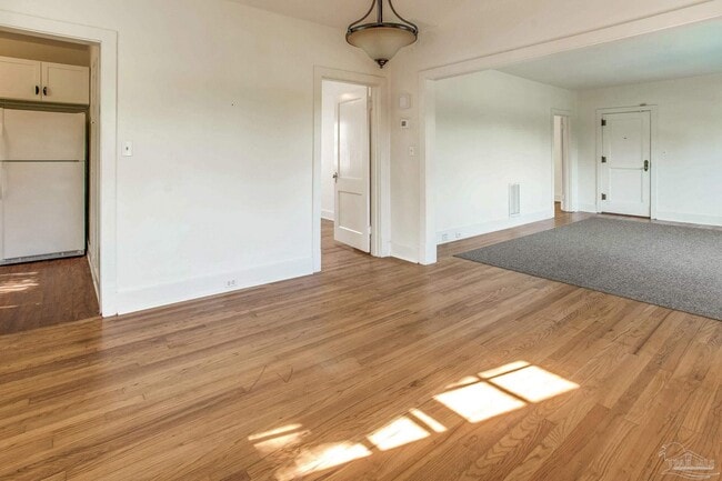 Building Photo - 1515 E Lakeview Ave
