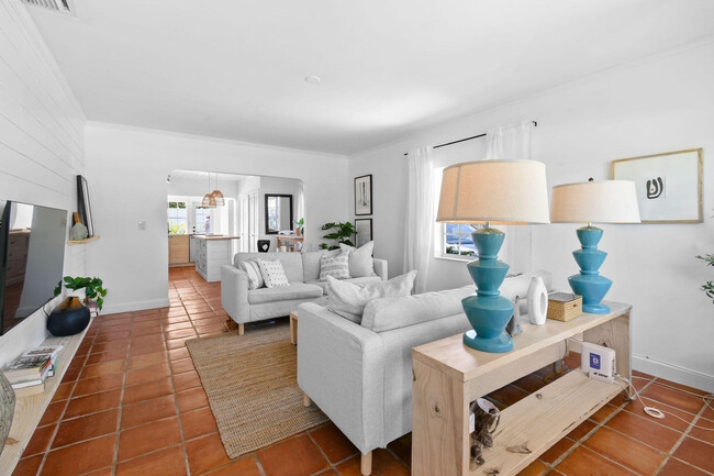 Building Photo - 815 N Ocean Breeze