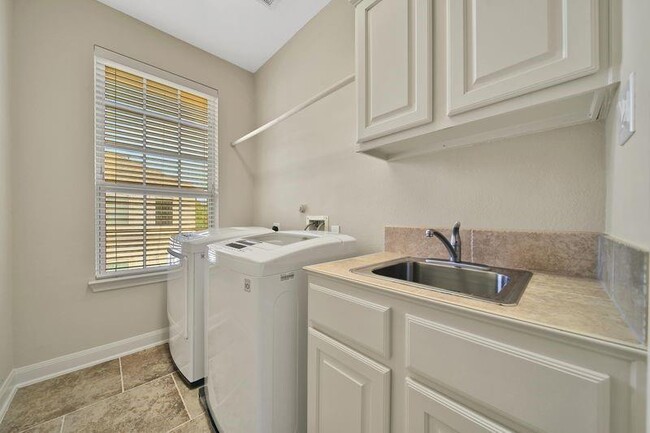 Building Photo - 1707 Dominica Dr