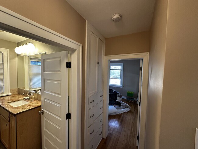 Building Photo - AVAILABLE NOW! "Charming 3-Bedroom Oasis with 2 Full Baths in the Sunset Neighborhood!"
