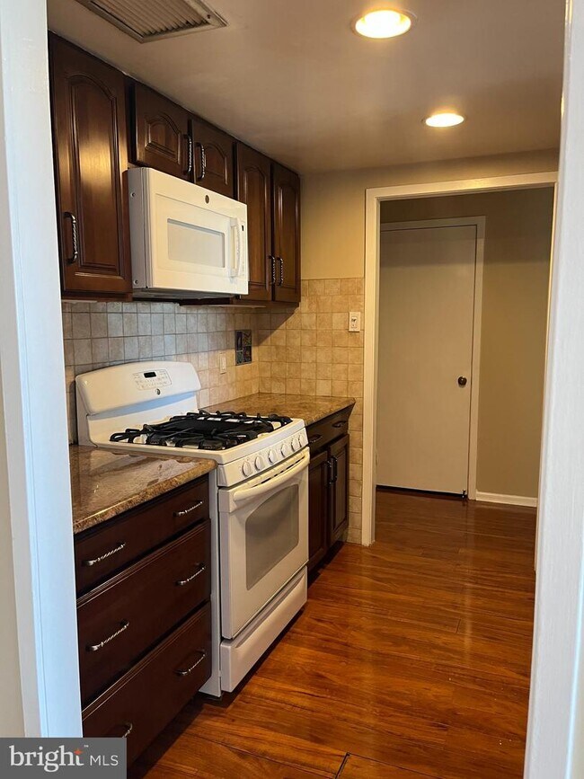 Primary Photo - 100 West Ave