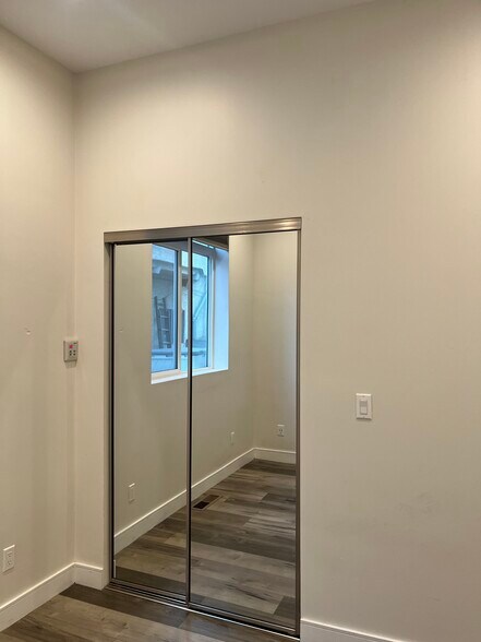 Building Photo - 3955 S Budlong Ave