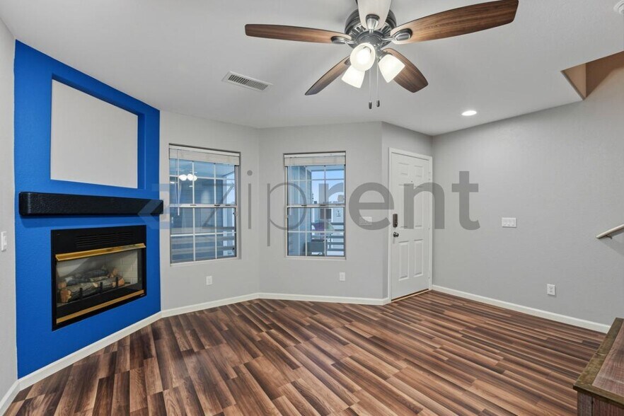 Building Photo - Unit 215