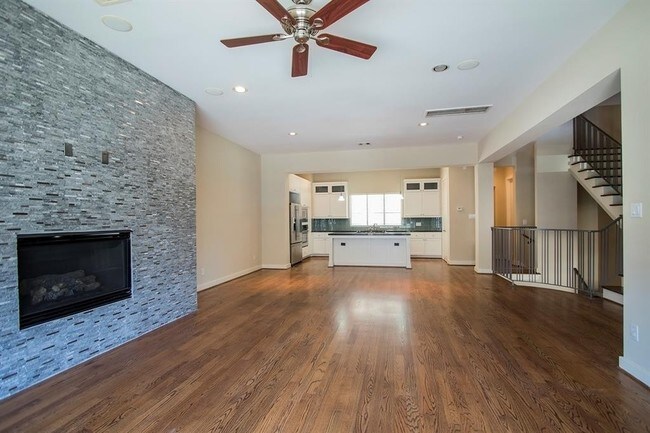 Building Photo - Contemporary townhome, rooftop terrace awa...