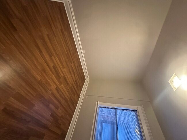 Building Photo - 1007 S Oakley Blvd