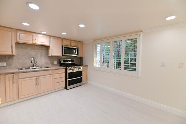 Building Photo - 412 Avenida Santa Barbara