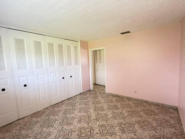 Building Photo - 2727 Dudley Dr W