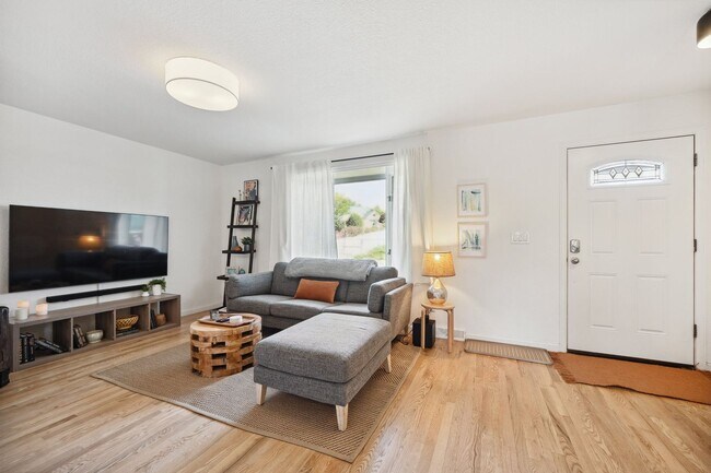 Building Photo - Amazing Arvada Upstairs Duplex Available Now!