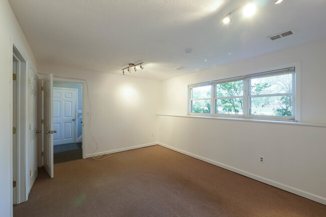 Building Photo - Renovated Singe Family Bi-Level near South...