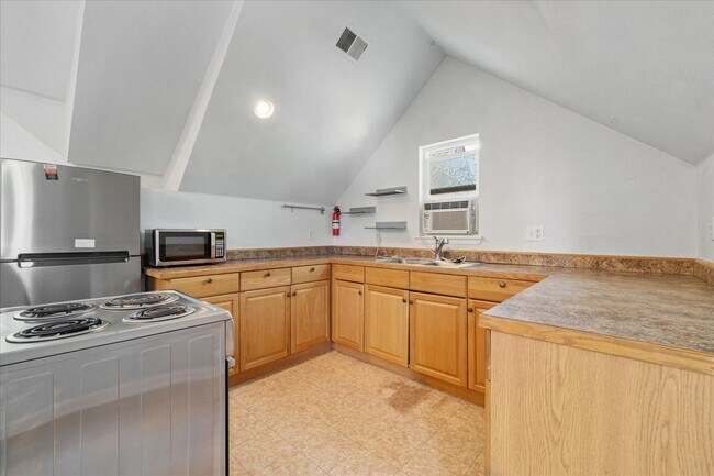 Building Photo - Spacious studio loft in the highly sought-...