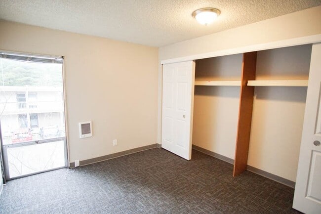 Building Photo - Near OHSU-Nicely Renovated 1Bdr w/Large Closets + DW & Private Balcony!