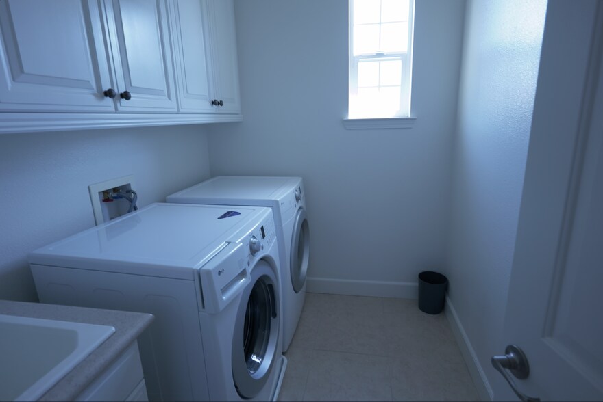 In-House washer dryer - 2985 Bella Dr