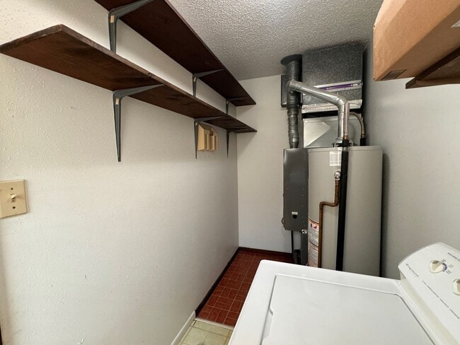 Building Photo - 3 bed 1 bath, Small Town Living!