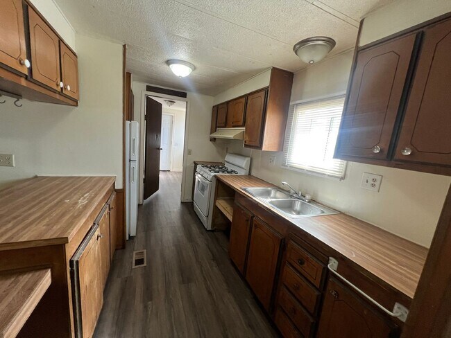 Building Photo - Low Traffic Street-Small Pet Family Member...