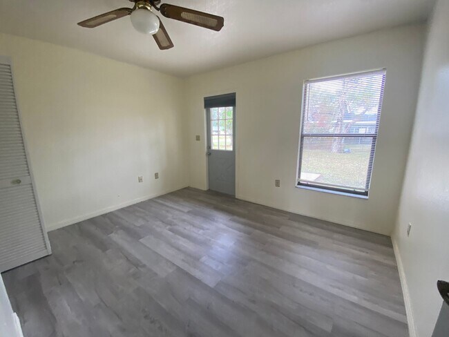 Building Photo - 3568 Middletown St