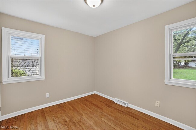 Building Photo - 681 E 258th St