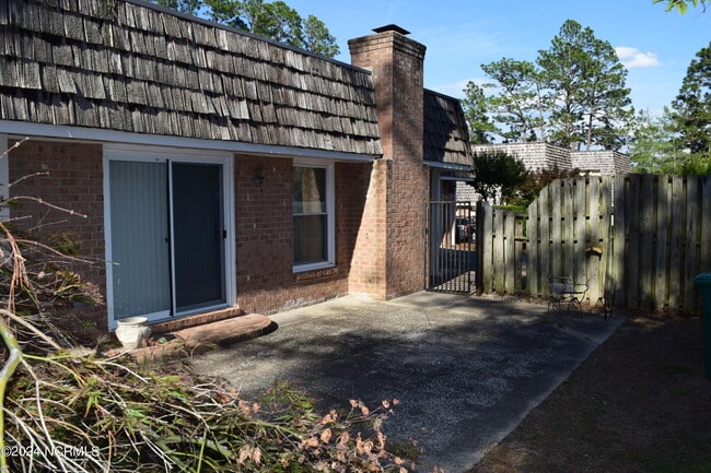Building Photo - 120 Racquet Ln