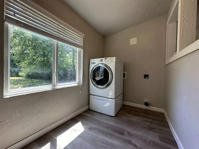 Building Photo - 3208 NW 30th St