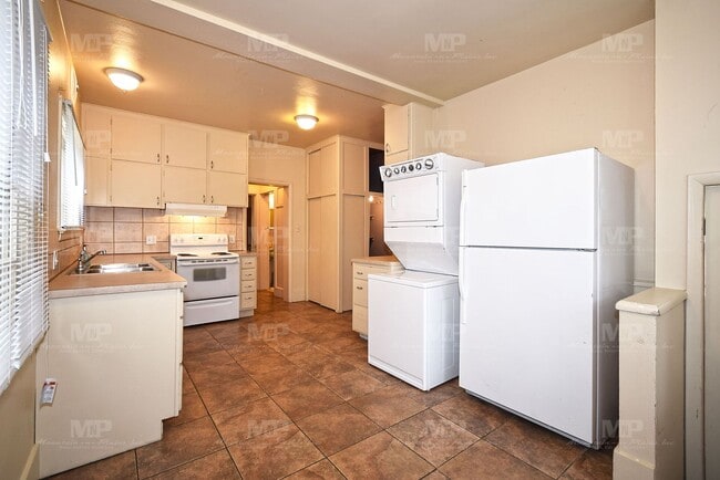 Building Photo - 322 W Laurel St