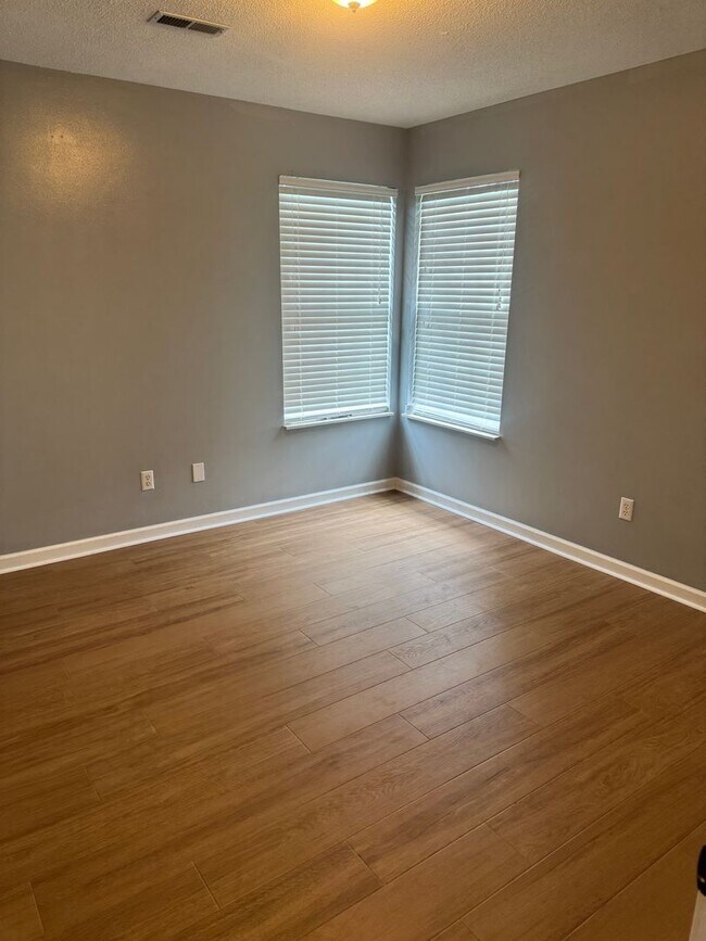 Building Photo - Knoxville 37918 - Beautiful 3 bedroom, 2 bath home in the heart of Powell - Contact Lisa Vineyard...