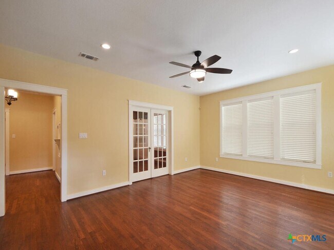 Building Photo - 112 S Cypress Ave