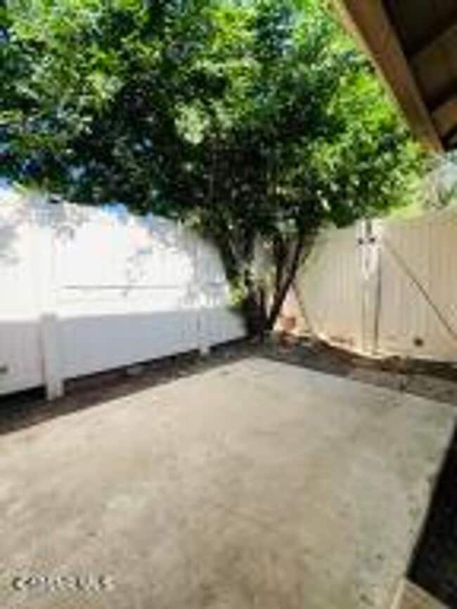 Building Photo - Charming single-story, end-unit condo loca...