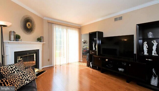 Building Photo - 235 Pinecrest Ln