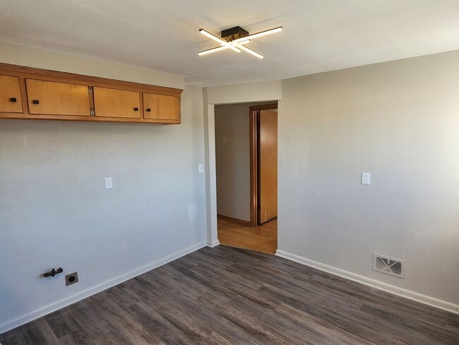 Building Photo - 2 bedroom upper