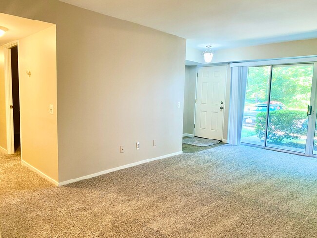 Building Photo - Spacious 2 Bed 2 Bath! Pets Welcome!  No S...