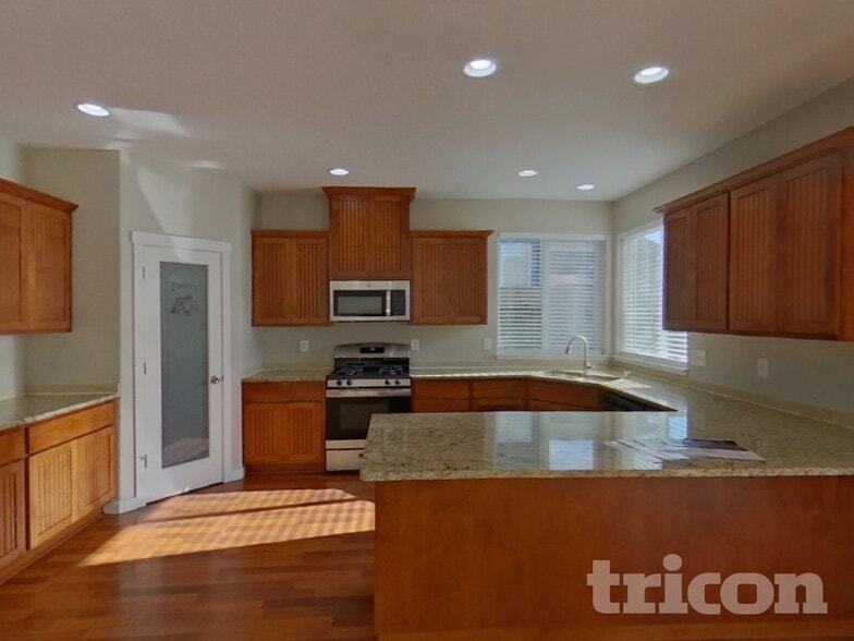 Building Photo - 6500 NE 86th Ave