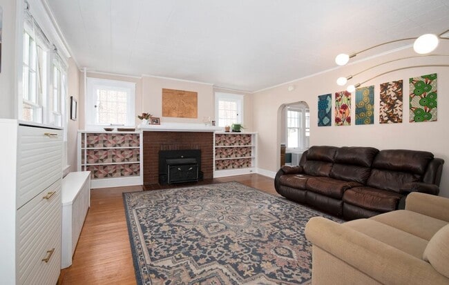 Building Photo - Spacious 3 Bedroom Duplex