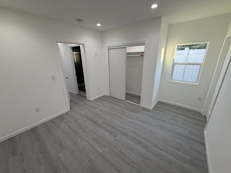 Building Photo - 6511 Clybourn Ave