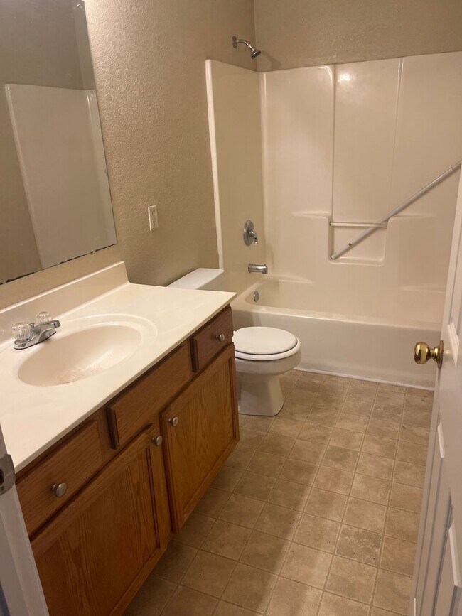 Building Photo - 725 Demaret Dr