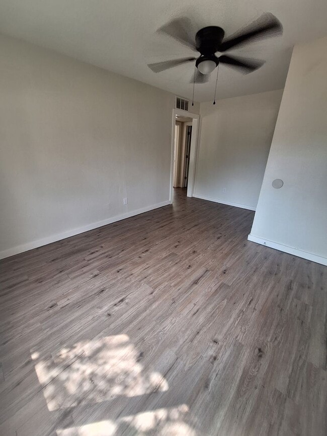 Building Photo - 3 bedroom, 1 bath