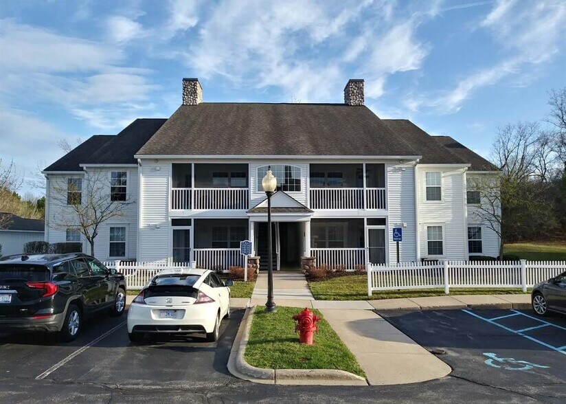 Primary Photo - 2768 S Knightsbridge Cir