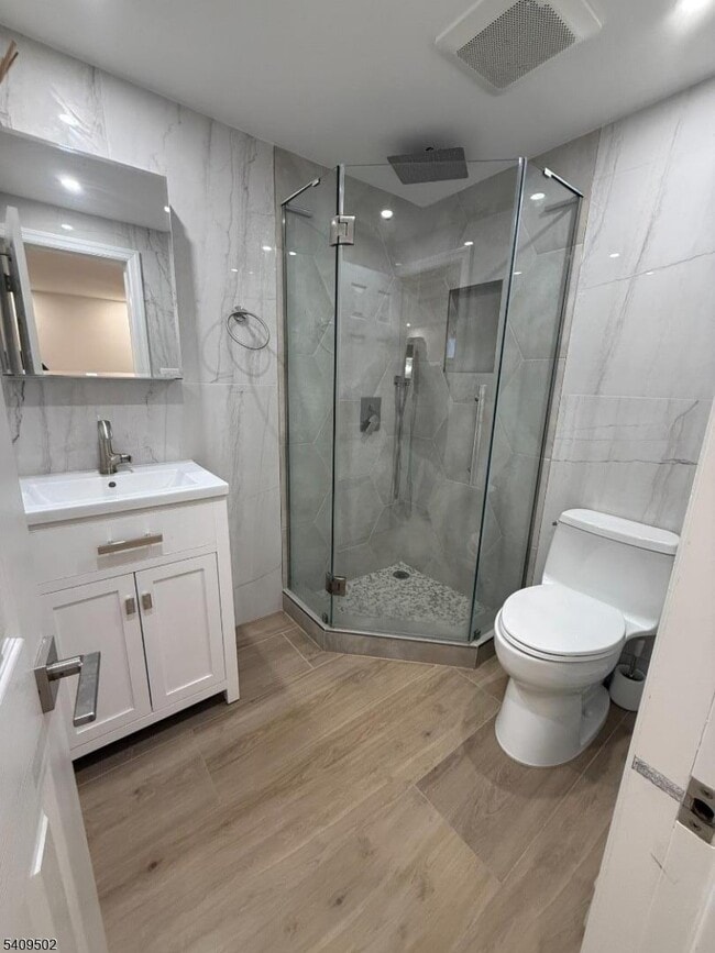 Building Photo - 18 Aubrey St