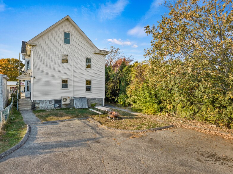 Building Photo - 912-914 Bank St