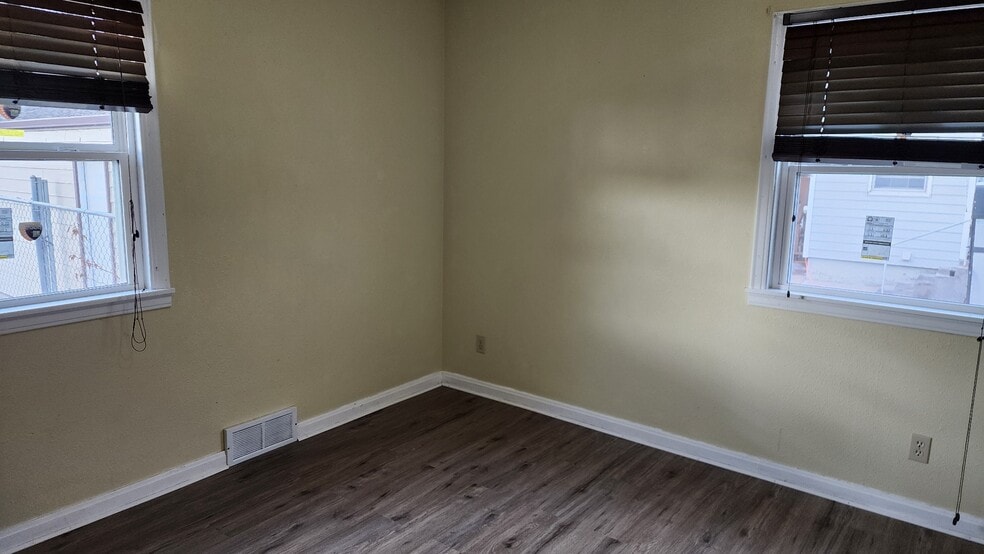 Building Photo - 1133 Country Club Dr