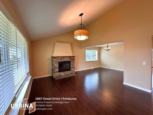 Building Photo - Spacious East Petaluma Home with Main-Floor Bedroom Suite