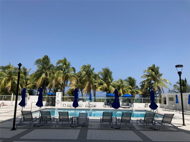 Building Photo - 5001 Collins Ave