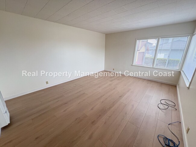Building Photo - AVAILABLE MAY - 3 Bed / 2 Bath Cayucos Home