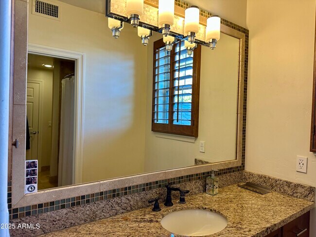 Building Photo - 5711 W Linda Ln