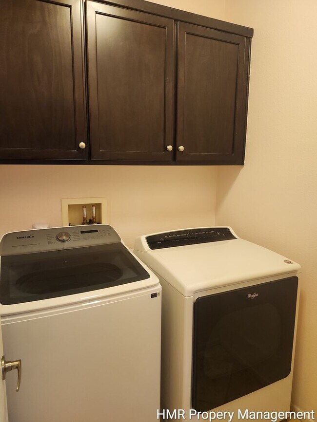 Building Photo - Modern 2-Bedroom Condo Near Victoria Gardens