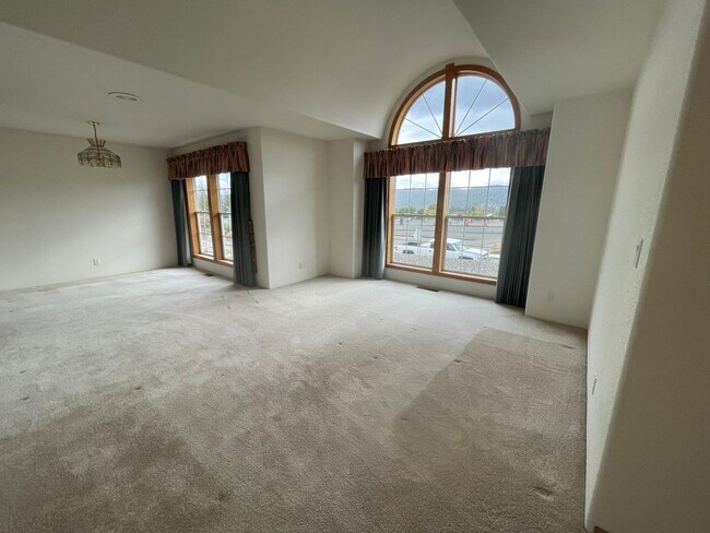 Building Photo - Available Now 3 bedroom 2 bath Hucrest home