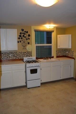 Building Photo - CUTE, COZY CABIN , 1 bedroom studio detached house