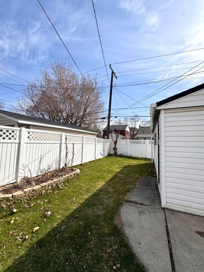 Building Photo - Spacious 5-Bedroom Home in Prime Royal Oak Location – $2,900/month