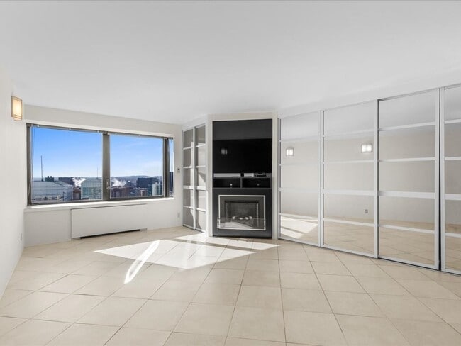 Building Photo - 65 E India Row