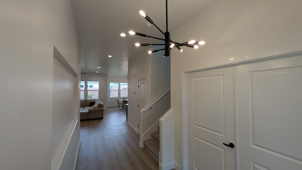 Building Photo - 693 S Taylor Creek Dr